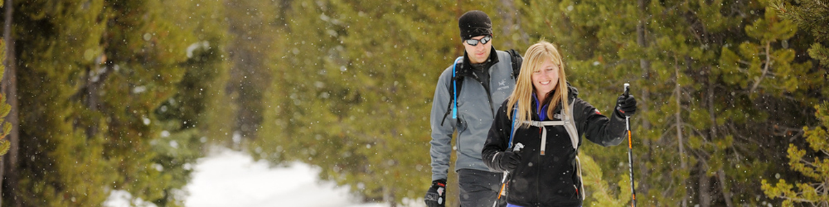 couple cross country skiing